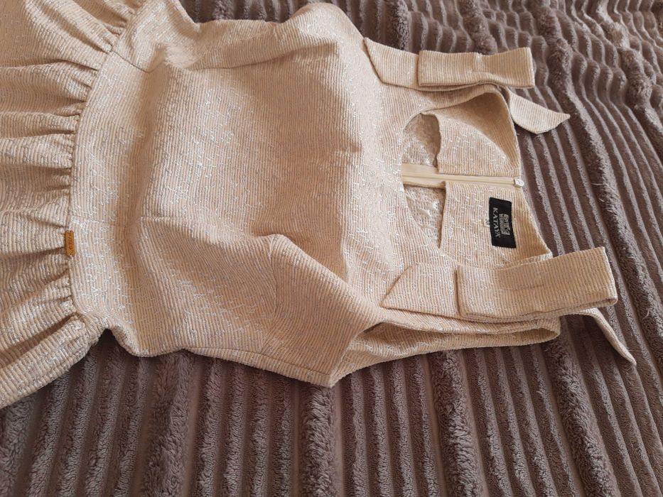 krótka sukienka ecru M ze srebrną nitką