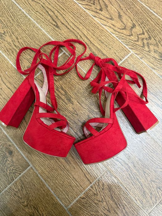 Босоножки на шнуровке