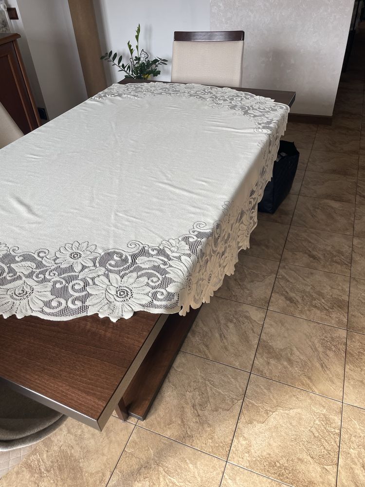 Bardzo ładny obrus w kremowym kolorze