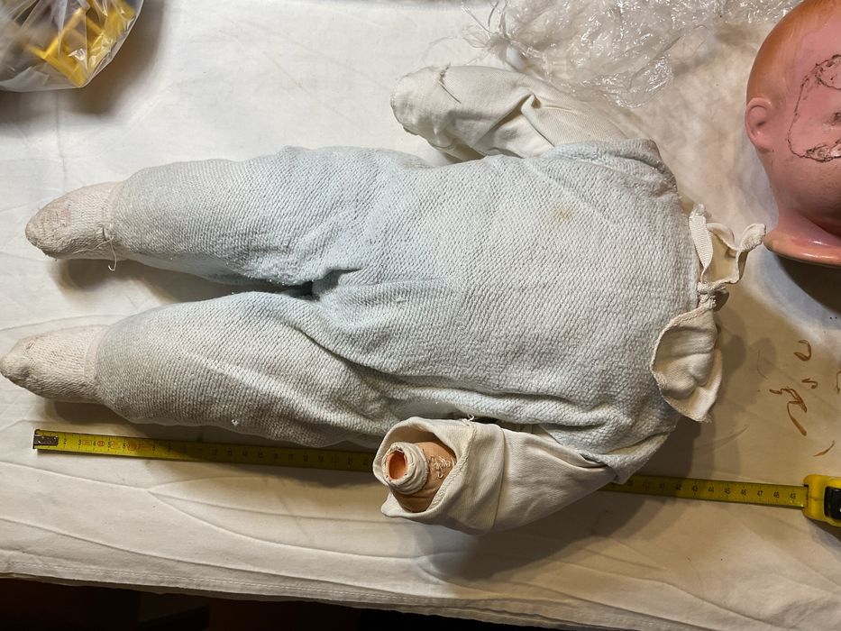 Antiga boneca com a cabeca em papier machê para restauro