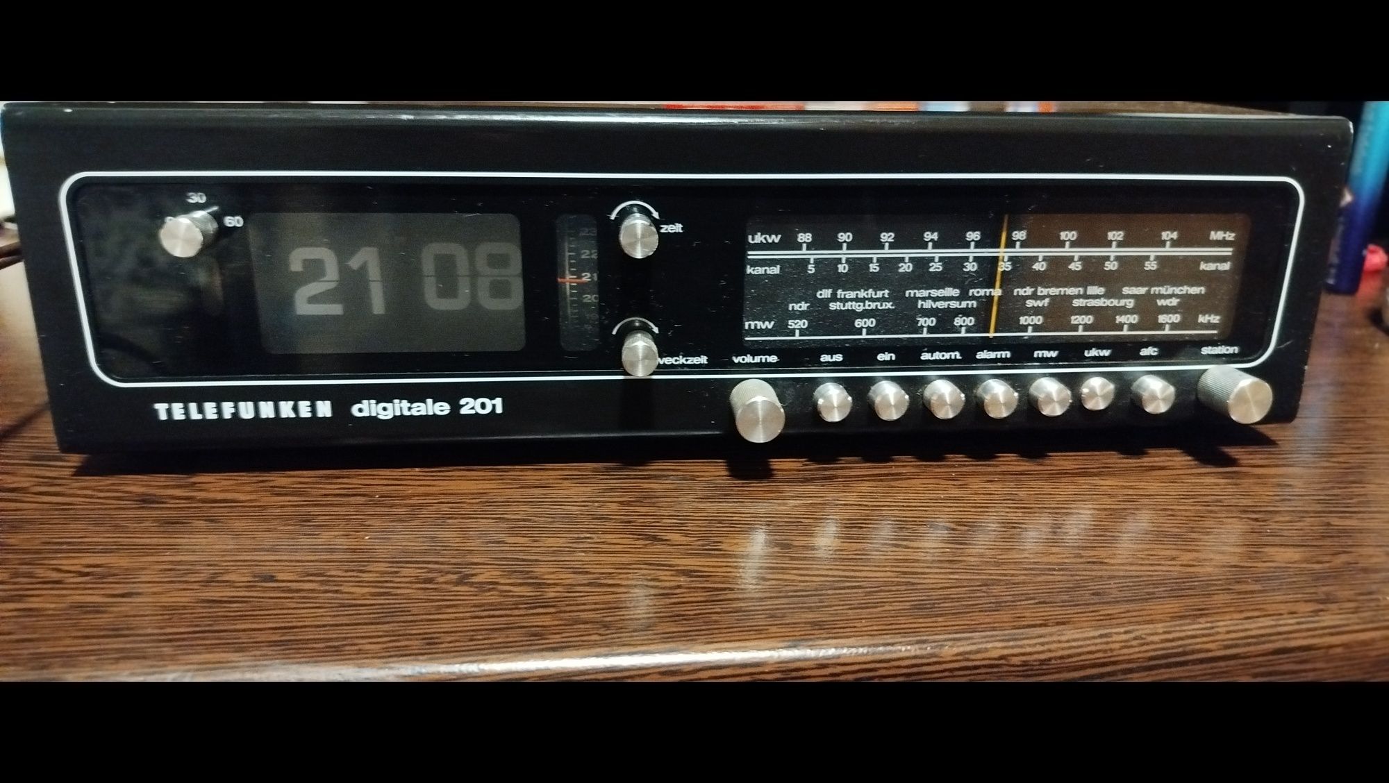 Radio-budzik firmy Telefunken