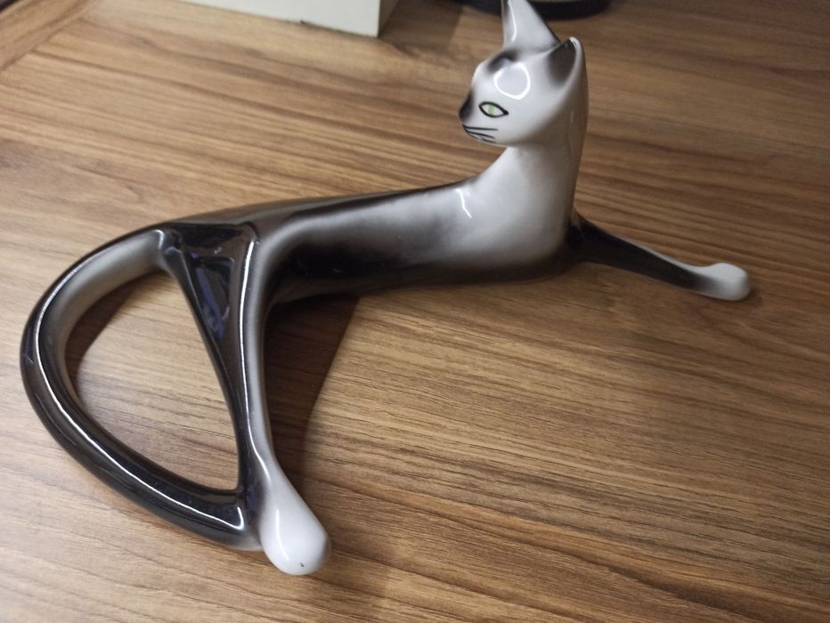 Porcelanowy leżący kot Bogucice