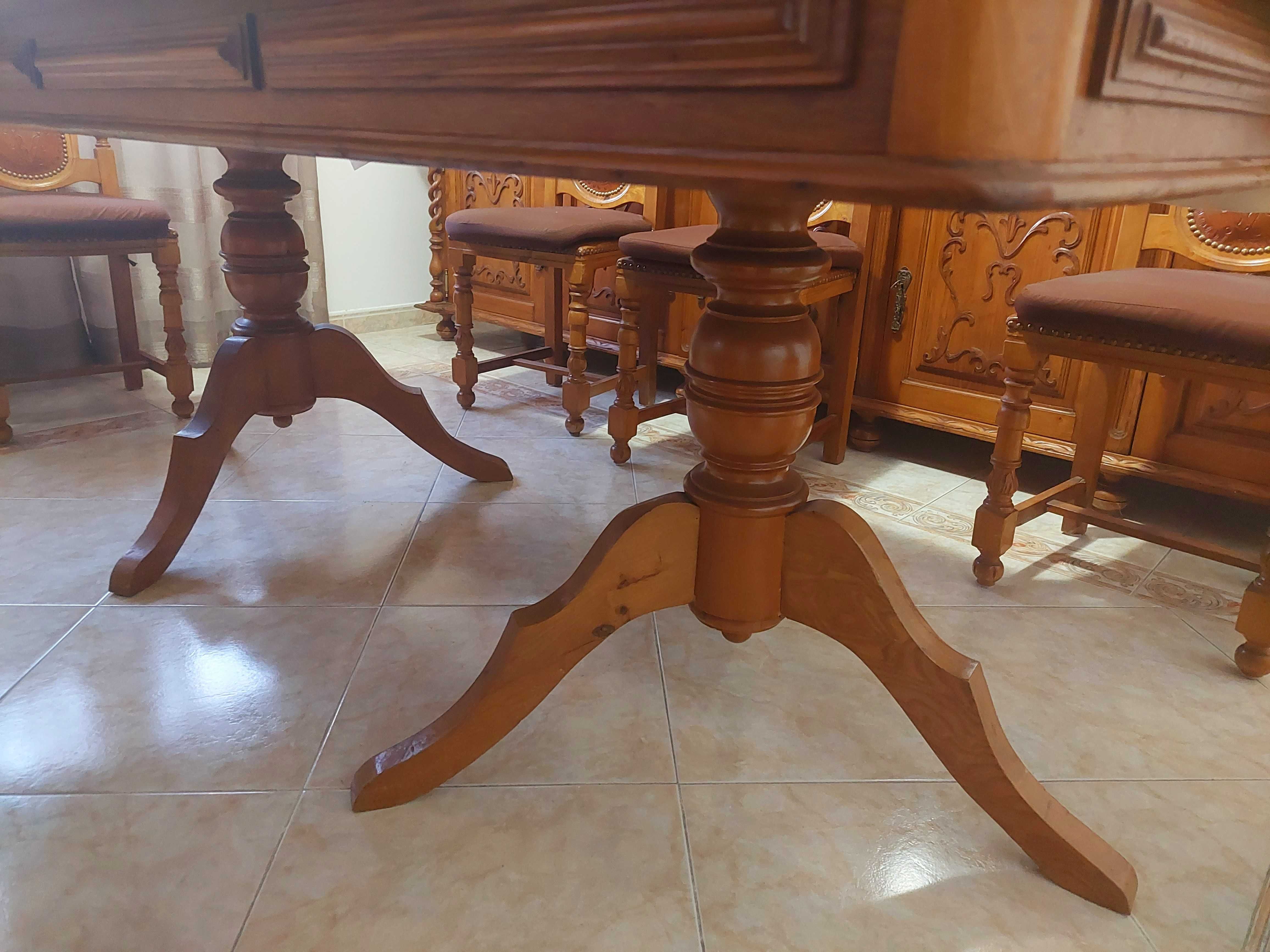 **Atualização de preço**Vendo mesa de sala, com 8 cadeiras de nogueira