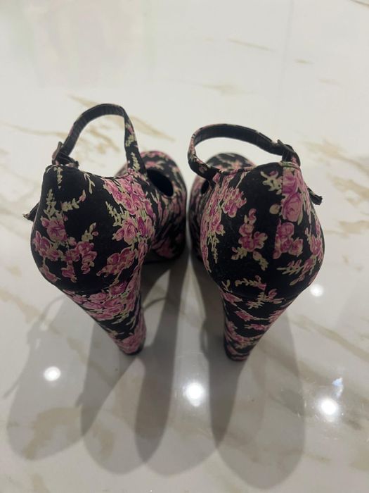 Sapatos de salto alto compensado