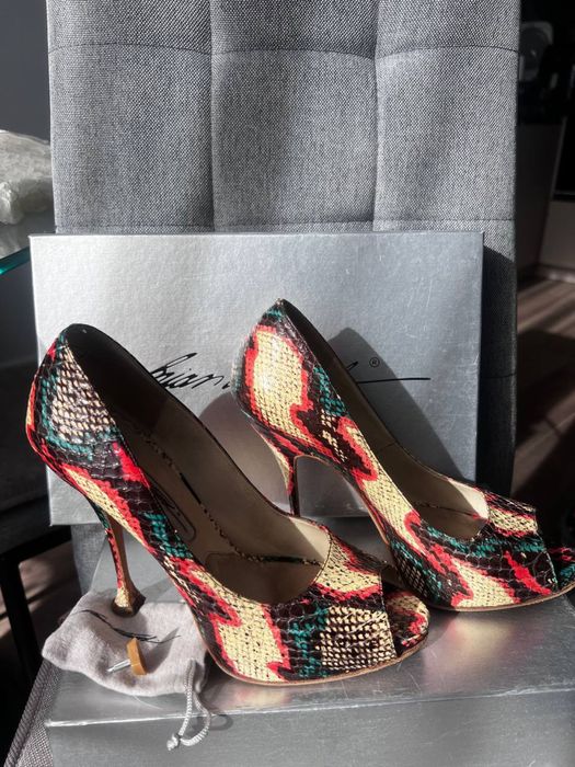 підбори Brian Atwood