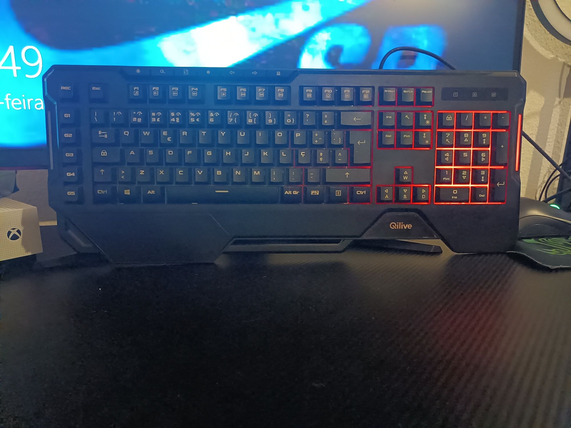 Teclado gamer com luzes RGB