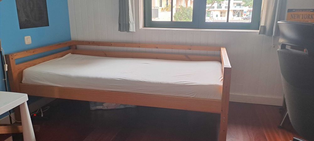Cama solteiro em madeira maciça , pinho.