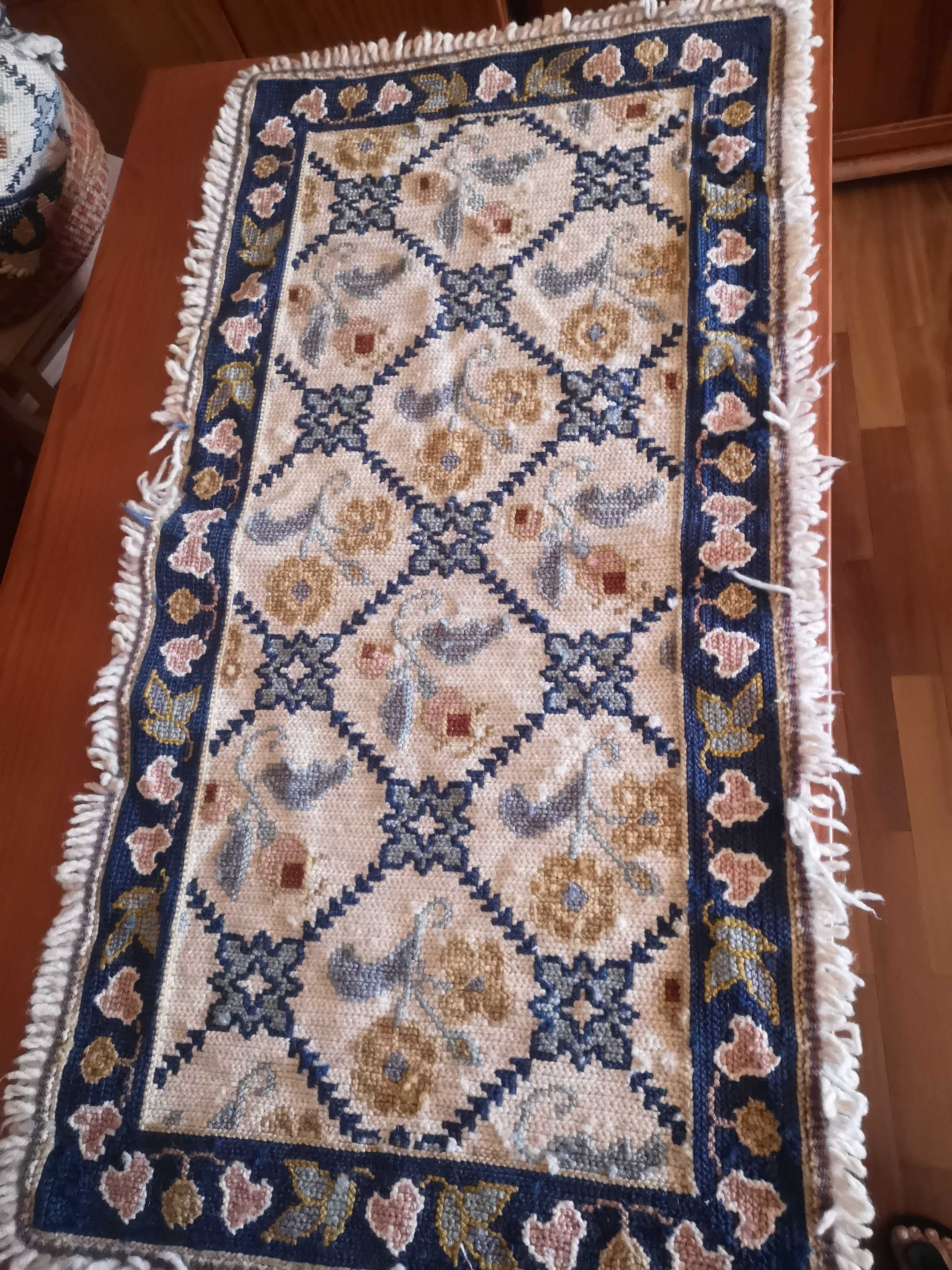 Vendo conjunto de 2 tapetes de arraiolos