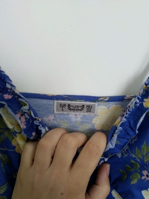 Niebieska sukienka letnia kwiaty na ramiączkach do kolan 40 L pull