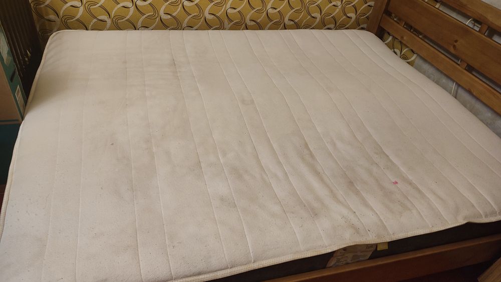 Двоспальне ліжко 200/160 з матрацом.