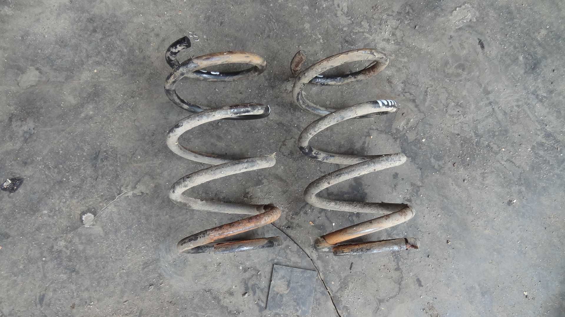 Toyota rav4 I 94-00 2.0 16V  4x4  sprężyny tył  komplet