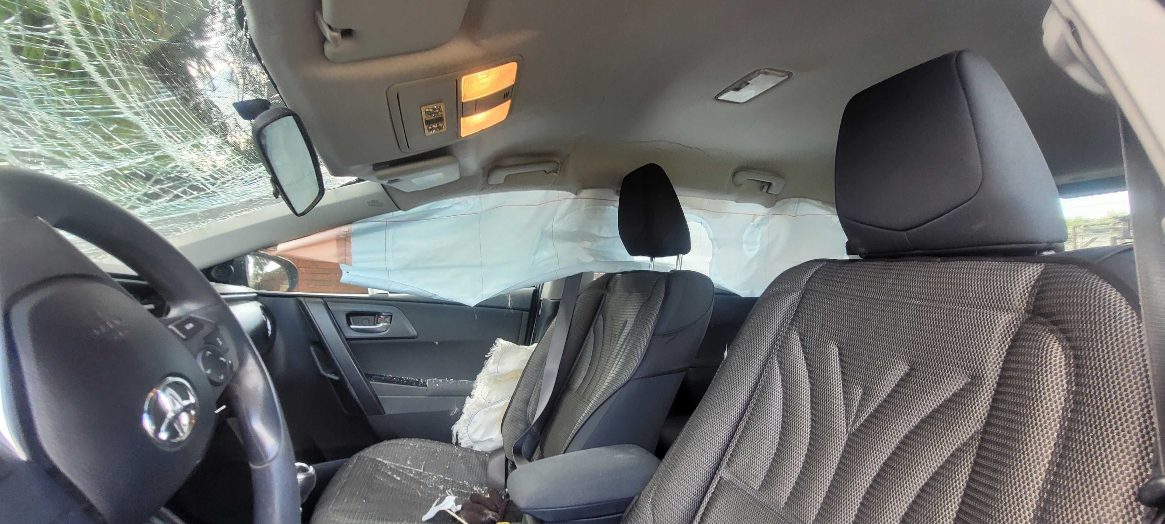 Toyota Auris uszkodzony