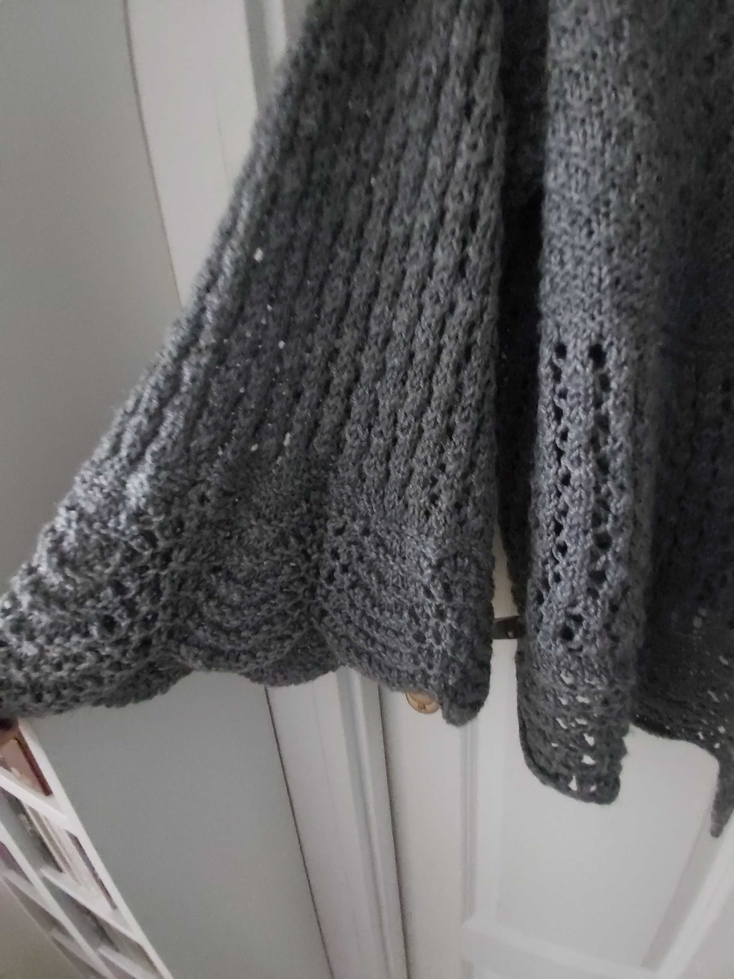 Ręcznie robiony sweter narzutka
