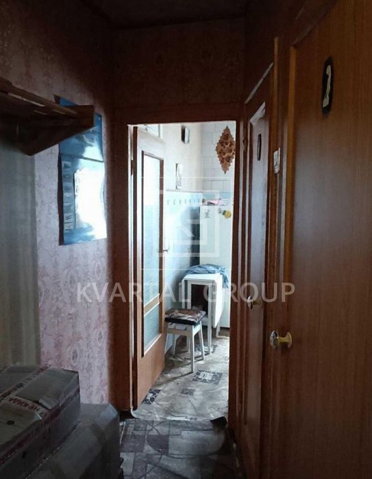 2-кімнатна квартира 41 м², планування, дві сторони, у житловому стані.