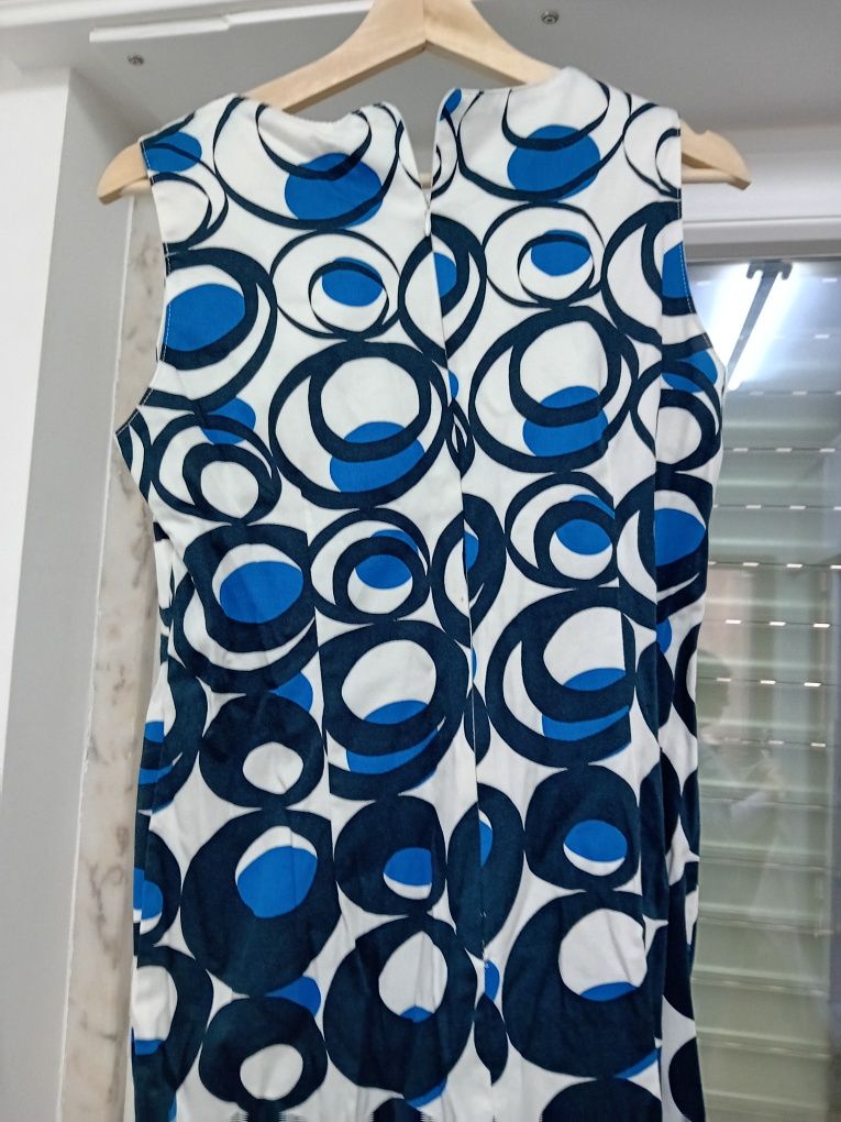 Vestido branco às bolinhas