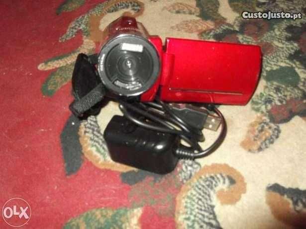 câmara de filmar e tira fotos com cabos