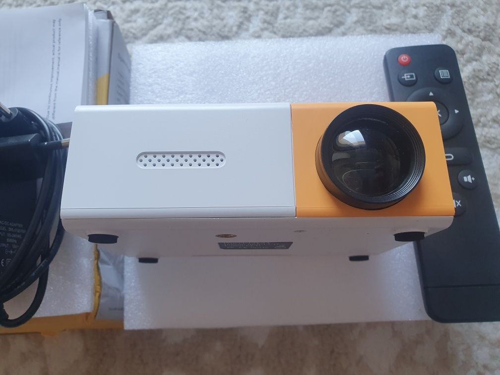 Projetor Full HD 1080p com HDMI – Negociável