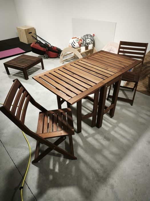 Mesa de madeira com duas cadeiras
