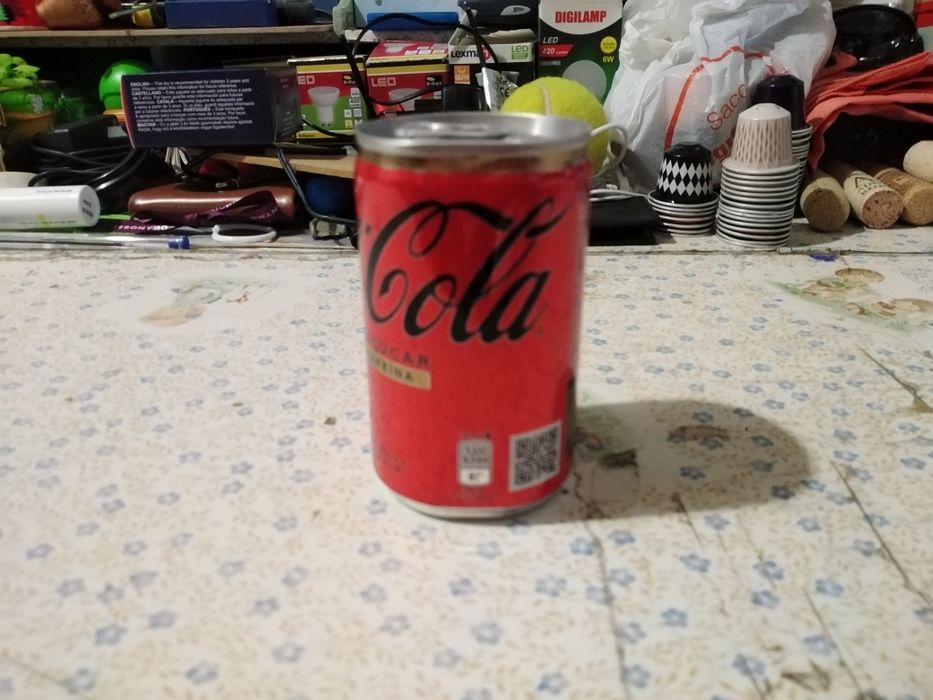 Vendo lata da coca cola bom estado