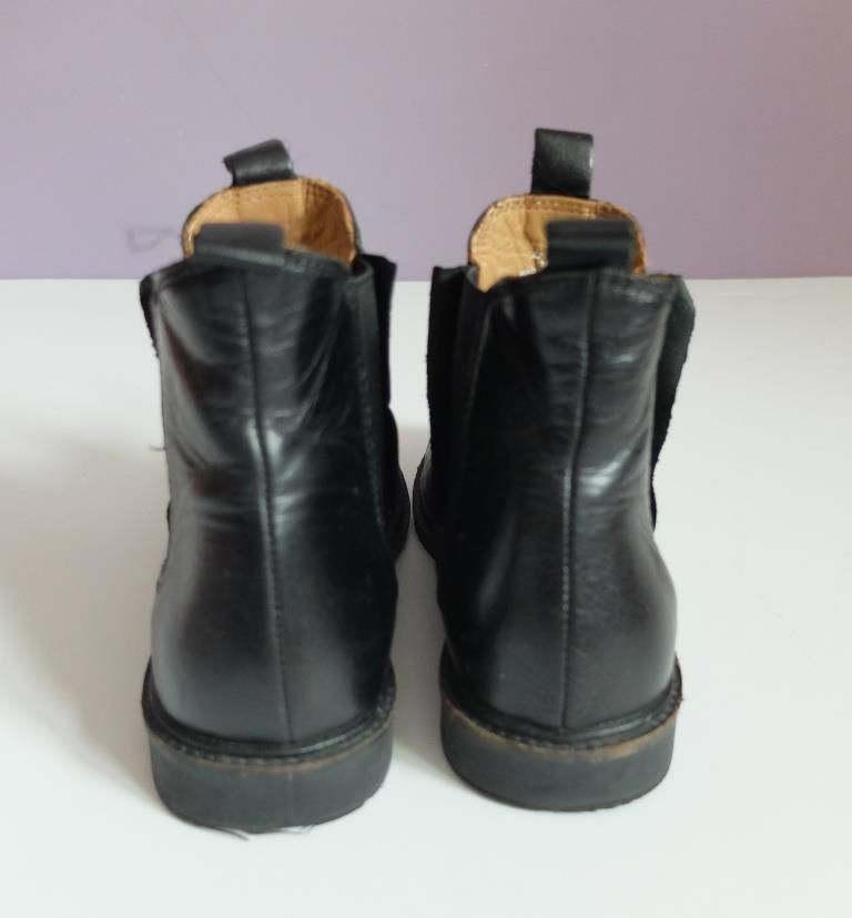 Botas pretas em pele Zara. Tm 33