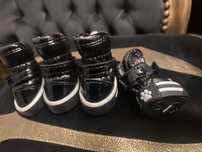 Buty dla psa chihuahua XS czarne lakierowane wysokie sneakersy Nowe