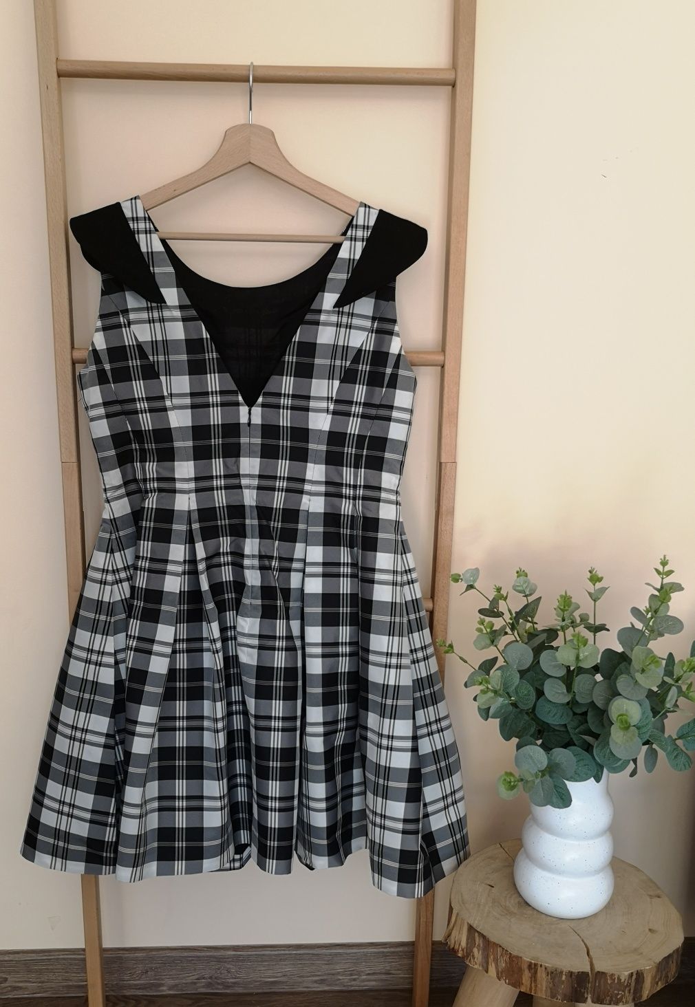 Sukienka mini W karate Czarna Biała Dekolt w łódkę Simple Roz 42 XL