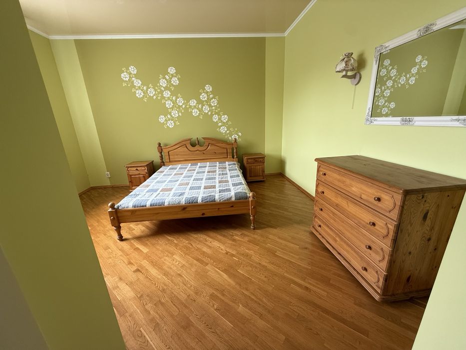 Спальний гарнітур з натурального дерева, ліжко, 2 тумби, комод