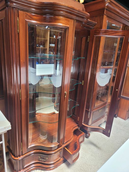 Excelente cristaleira em madeira maciça com prateleiras em vidro e f