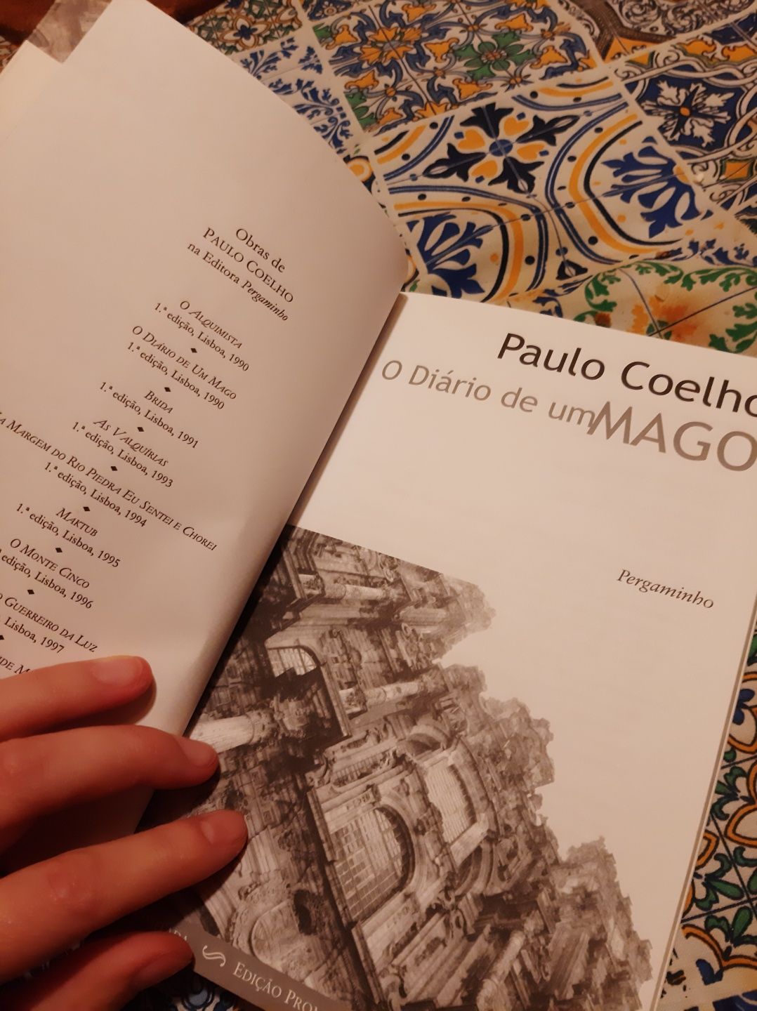 Vende-se livro O diário de um mago de Paulo Coelho