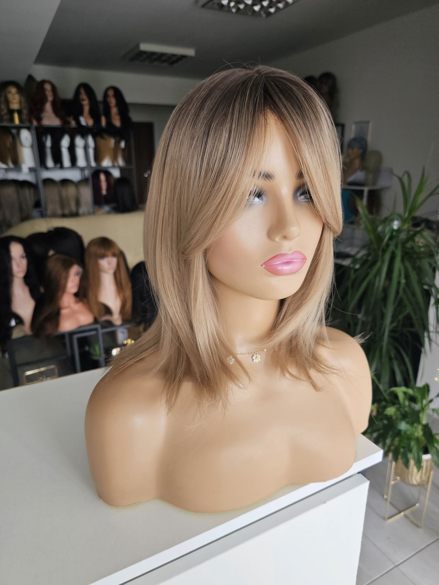 Beżowy blond z odrostem peruka Mia skalp naturalny wygald