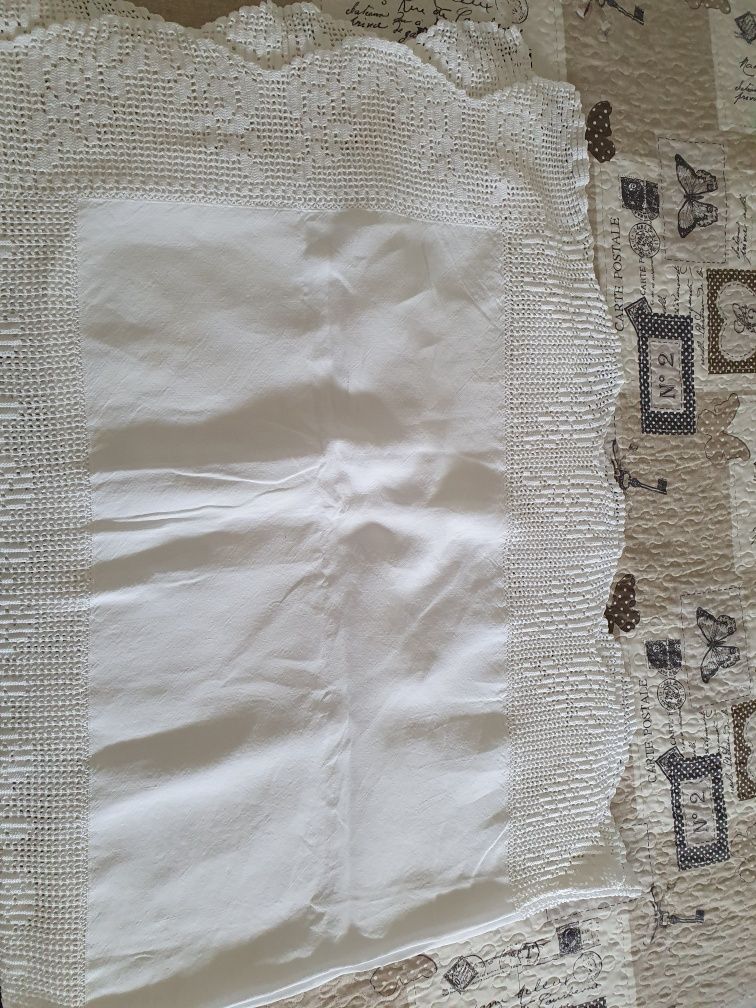 Toalha de mesa de linha e renda