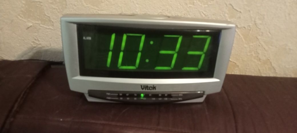 Продам радио часы будильник-Vitek