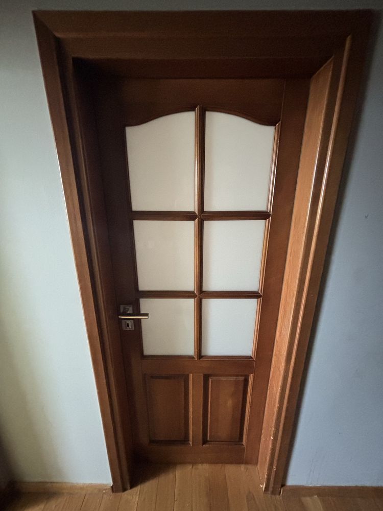 Komplet czterech drzwi wewnętrznych drewnianych z ościeżnicami