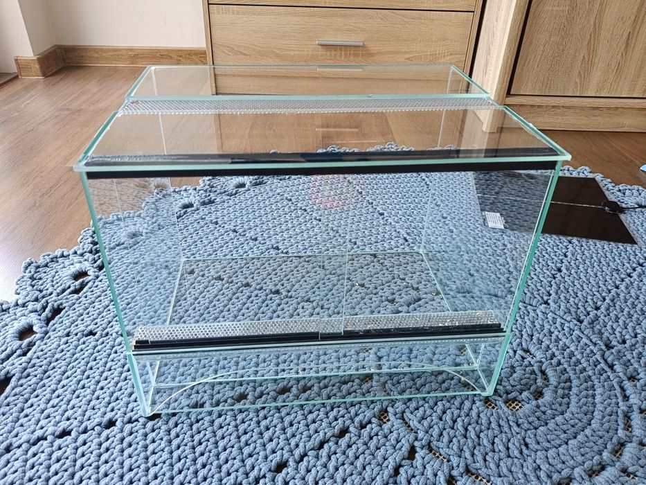 Terrarium dla węża z wyposażeniem