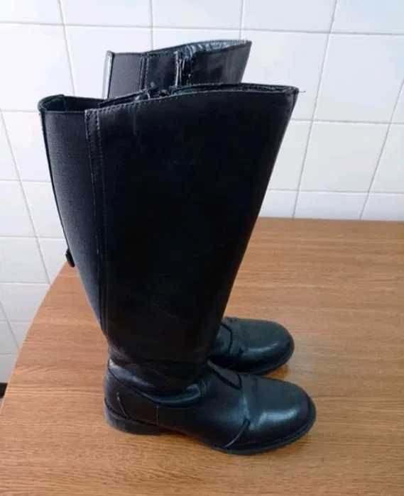 Botas cano alto .