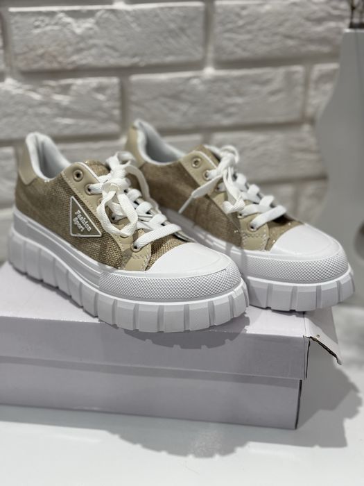 Buty bezowo-biale na wyzszej podeszwie