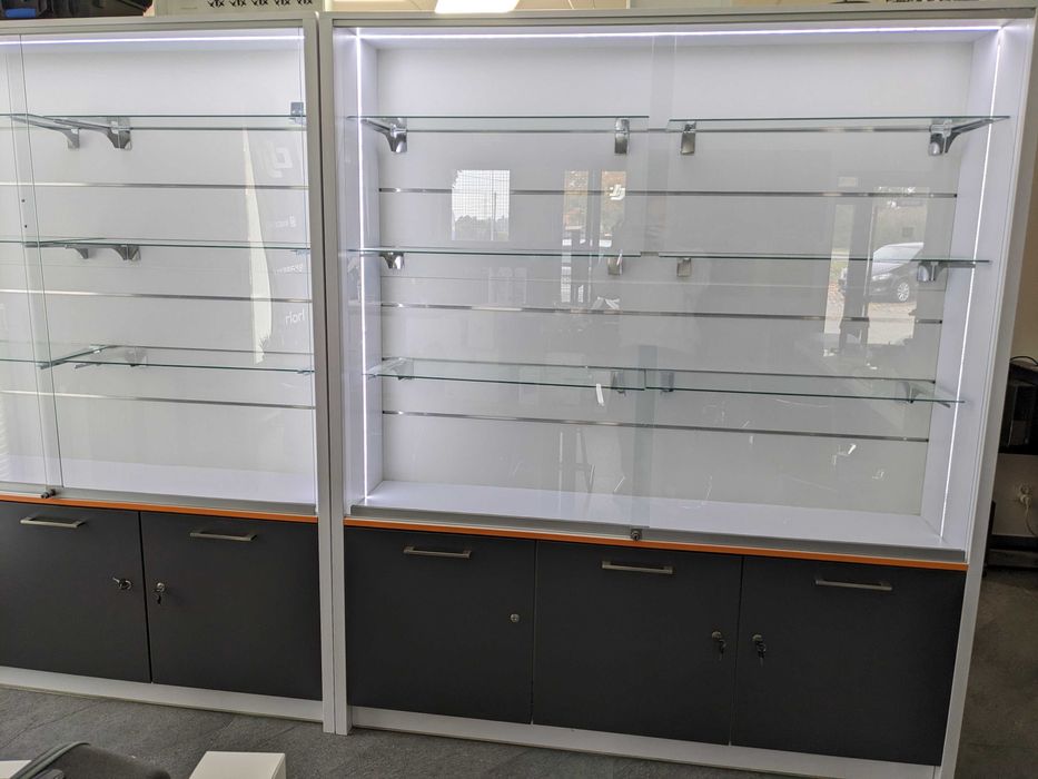 Witryny sklepowe, gabloty ekspozycyjne, szafy, półki, ekspozytory LED