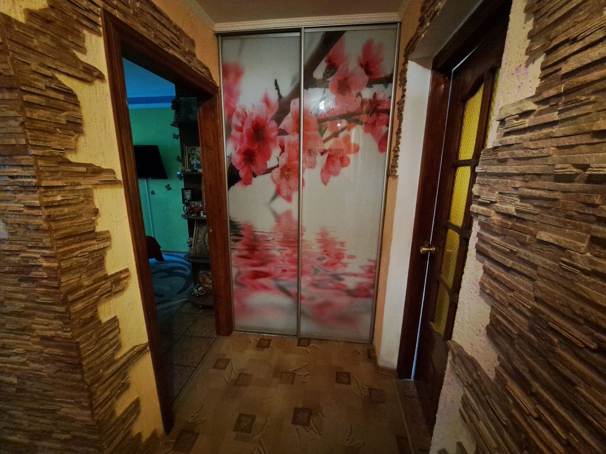 Продам 2-к квартиру, район Шкільний,  з ремонтом