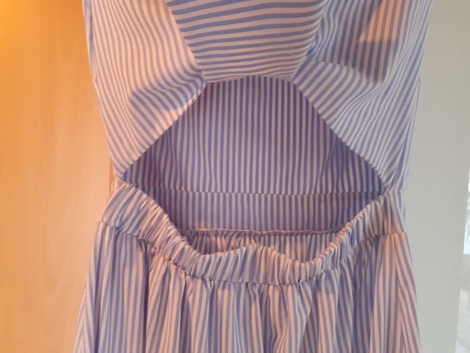 Vestido comprido com riscas.