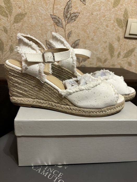 Красиві босоніжки на платформі