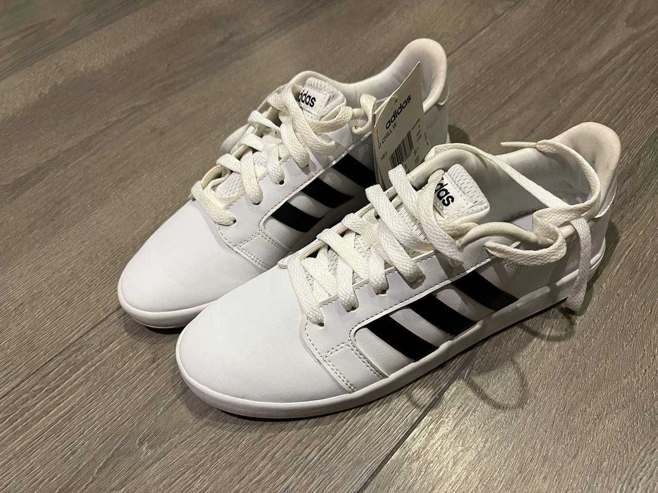 Кросівки adidas в ідеальному стані.