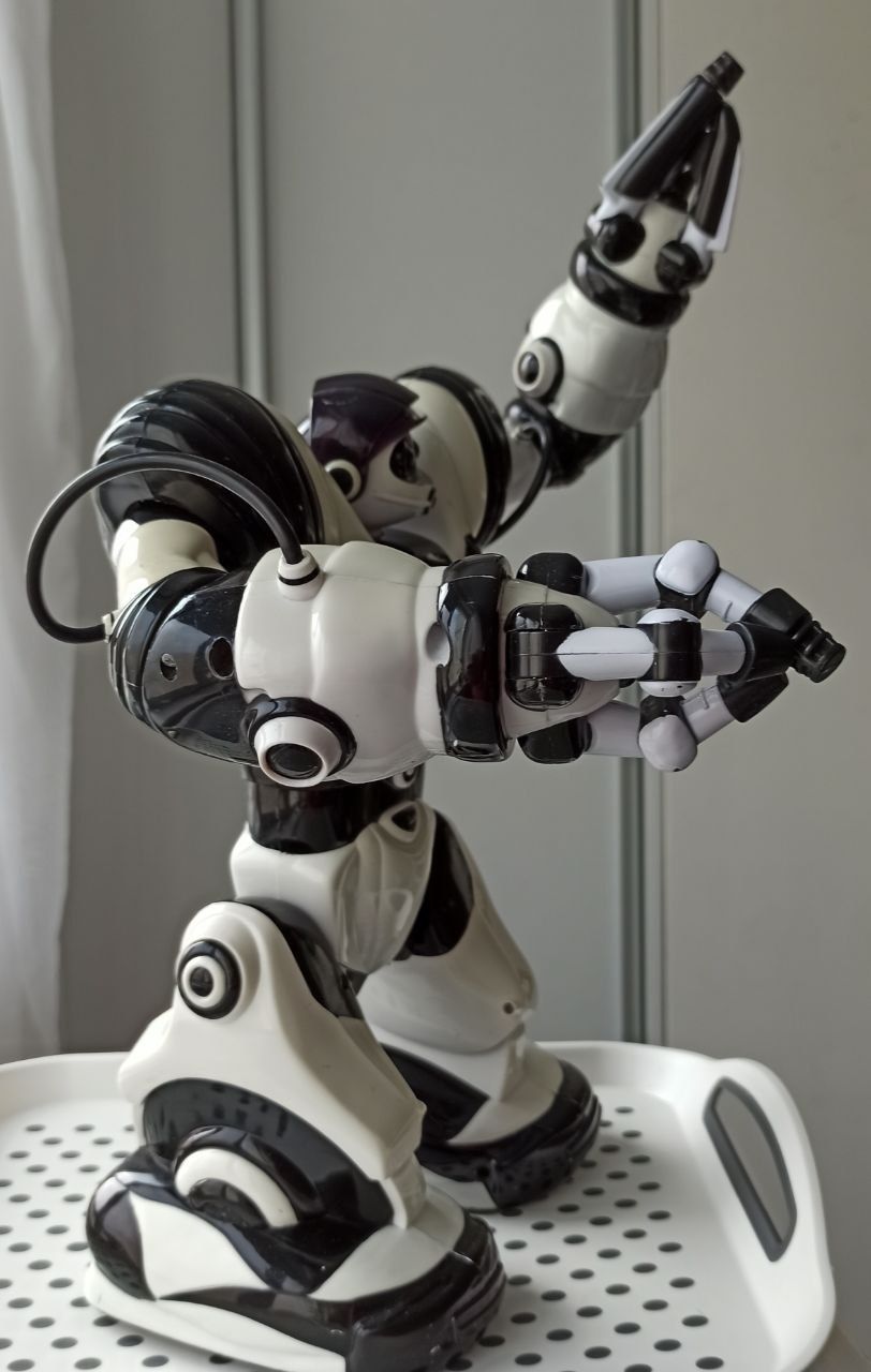 Робот с пультом управления wow wee robosapien. Оригинал