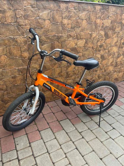 Дитячий велосипед на вік 4- 9 років, колеса 18 . В прекрасному стані.