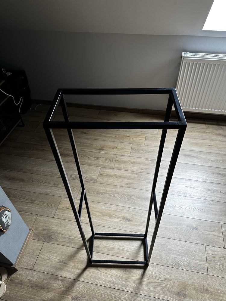 Czarny metalowy stojak na drewno kominek piec