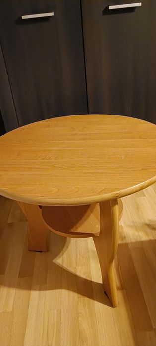 Mały okrągły stolik.