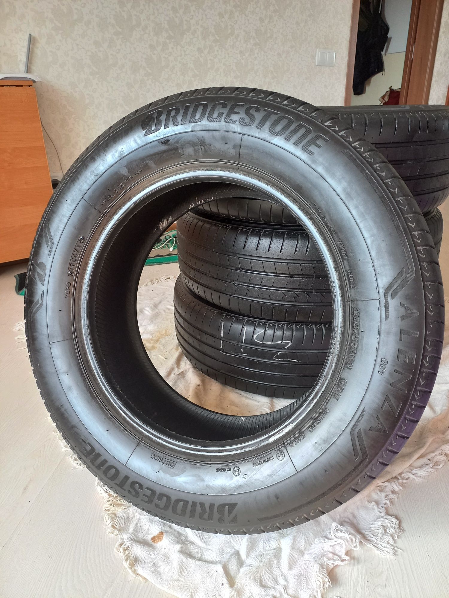 Продам комплект літньої гуми Bridgestone Alenza 001 215/65 16".