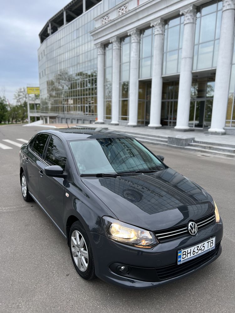 Volkswagen Polo 1,6 газ-бензин. Очень экономичный.