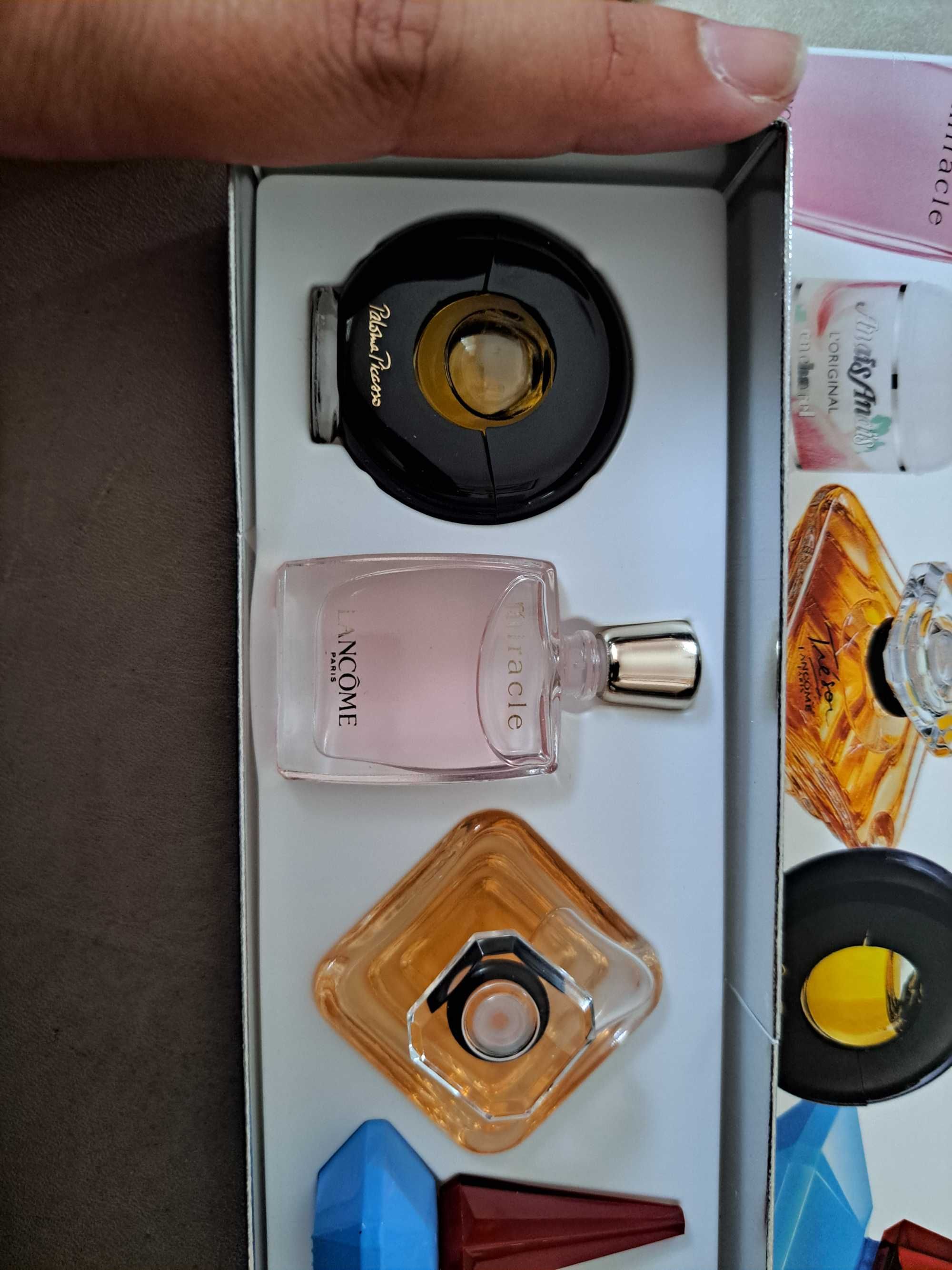 Conjunto de perfumes miniatura