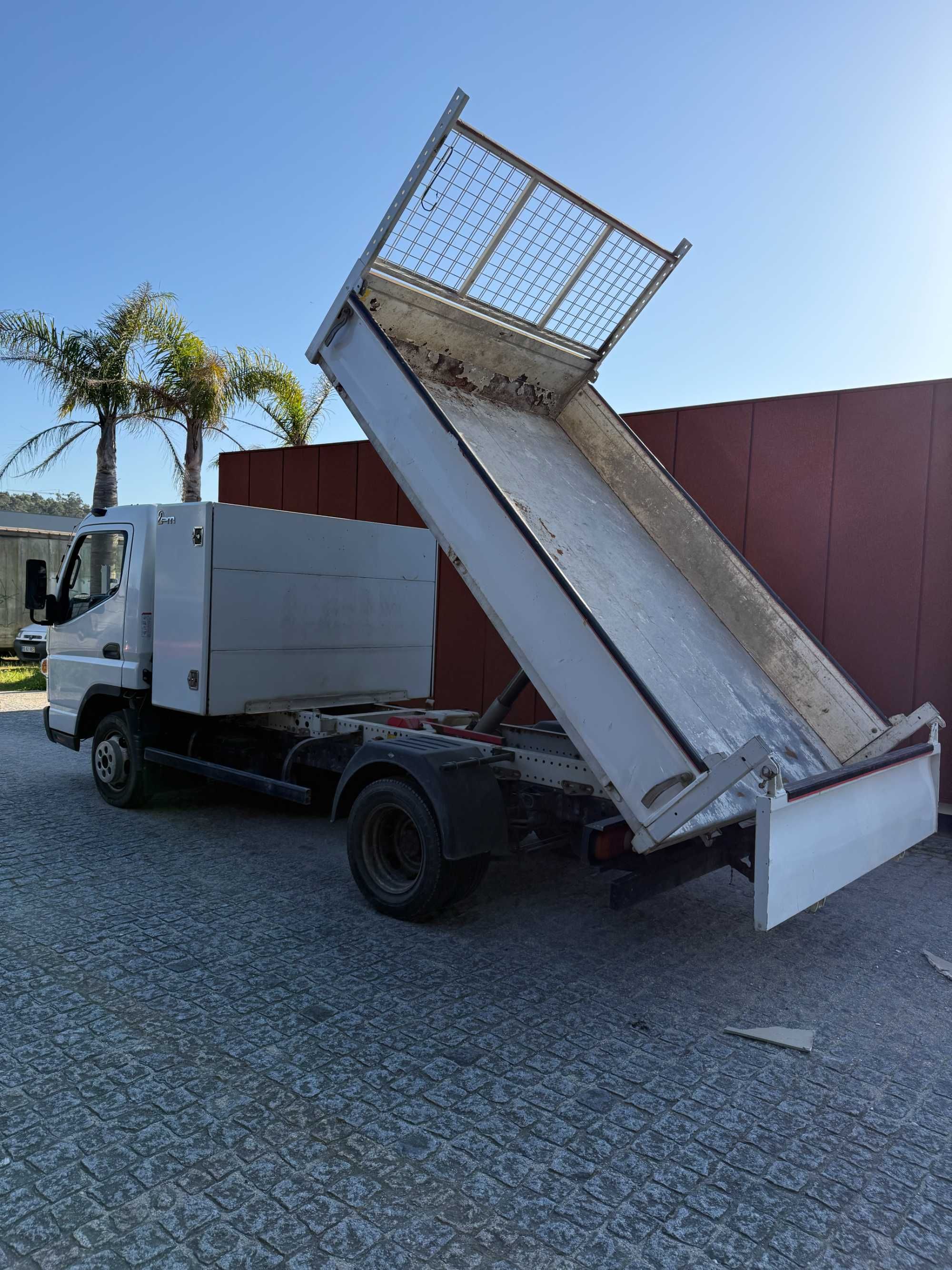 Carrinha Mitsubishi Fuso basculante