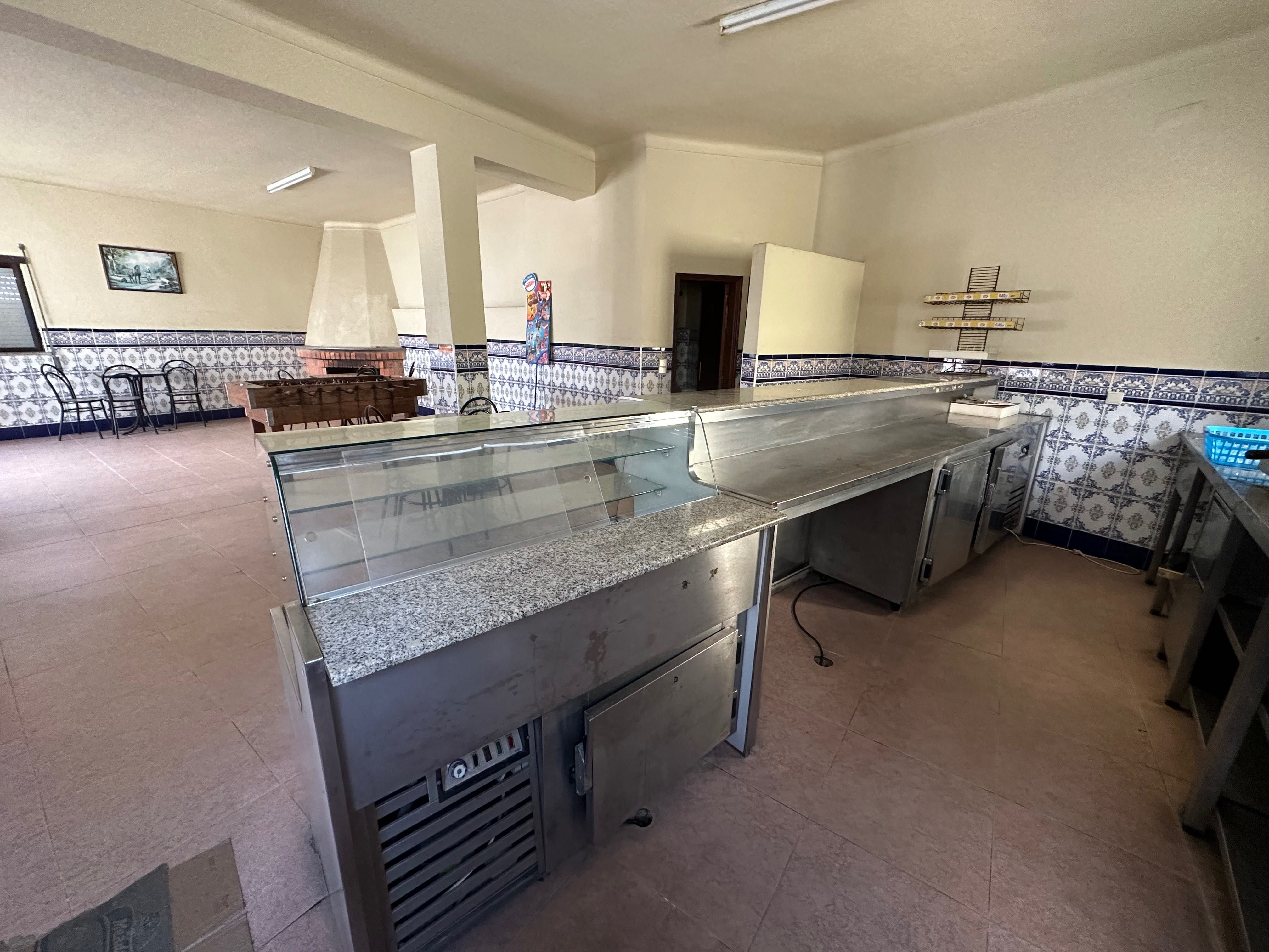 Balcão de café prateleiras e bancada em inox